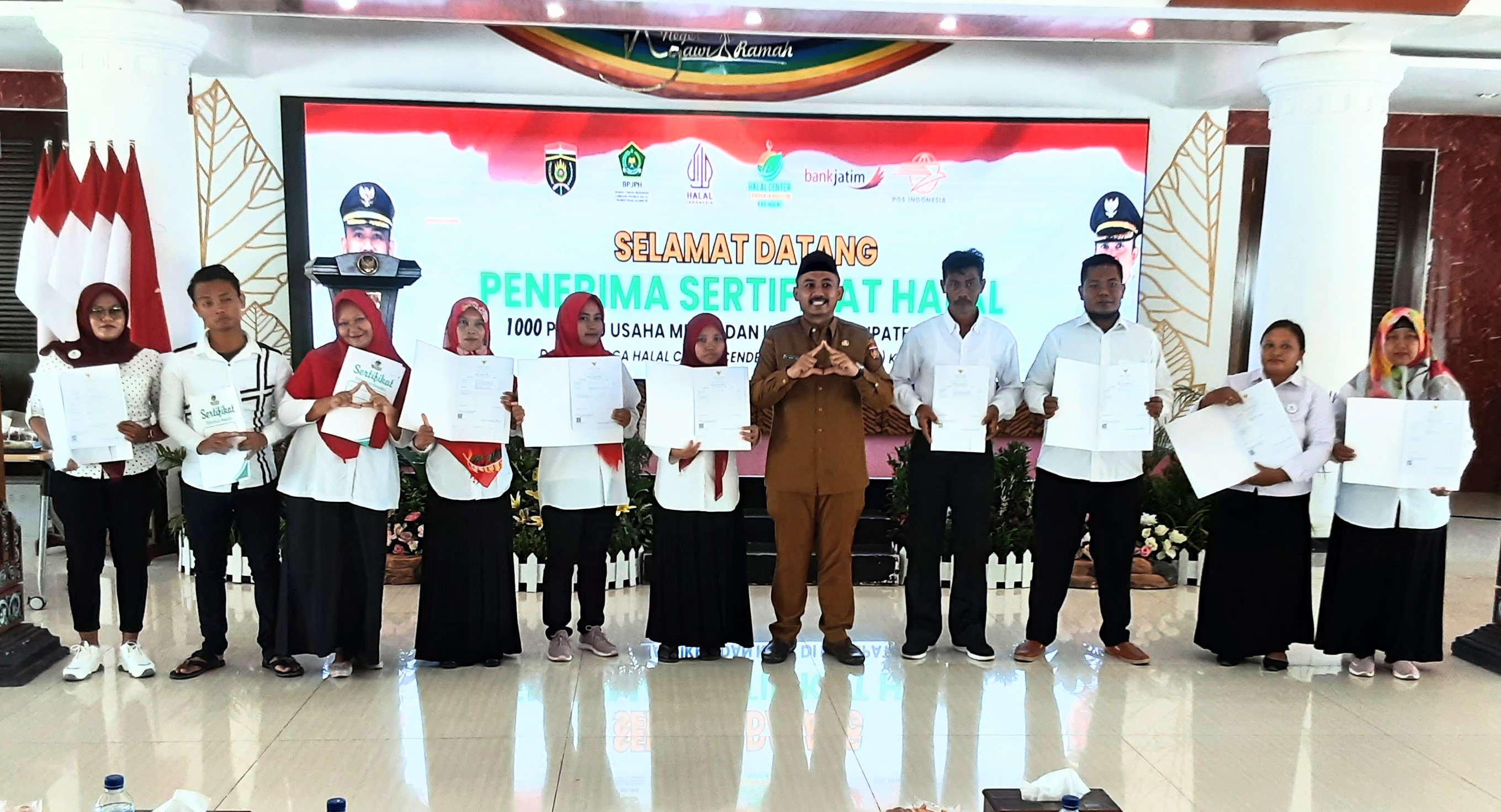Bupati Ngawi Serahkan 1000 Sertifikat Halal