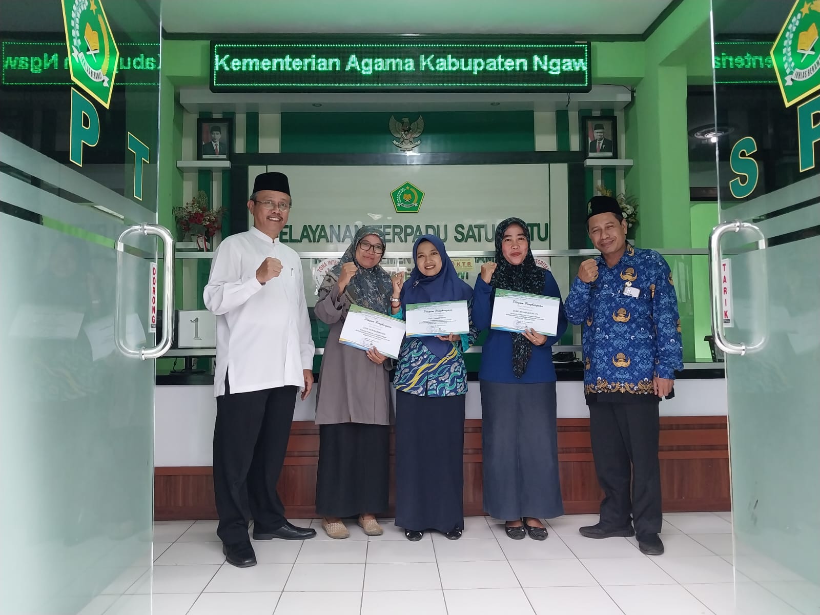 Kakankemenag Ngawi Serahkan Reward 3 Petugas PTSP