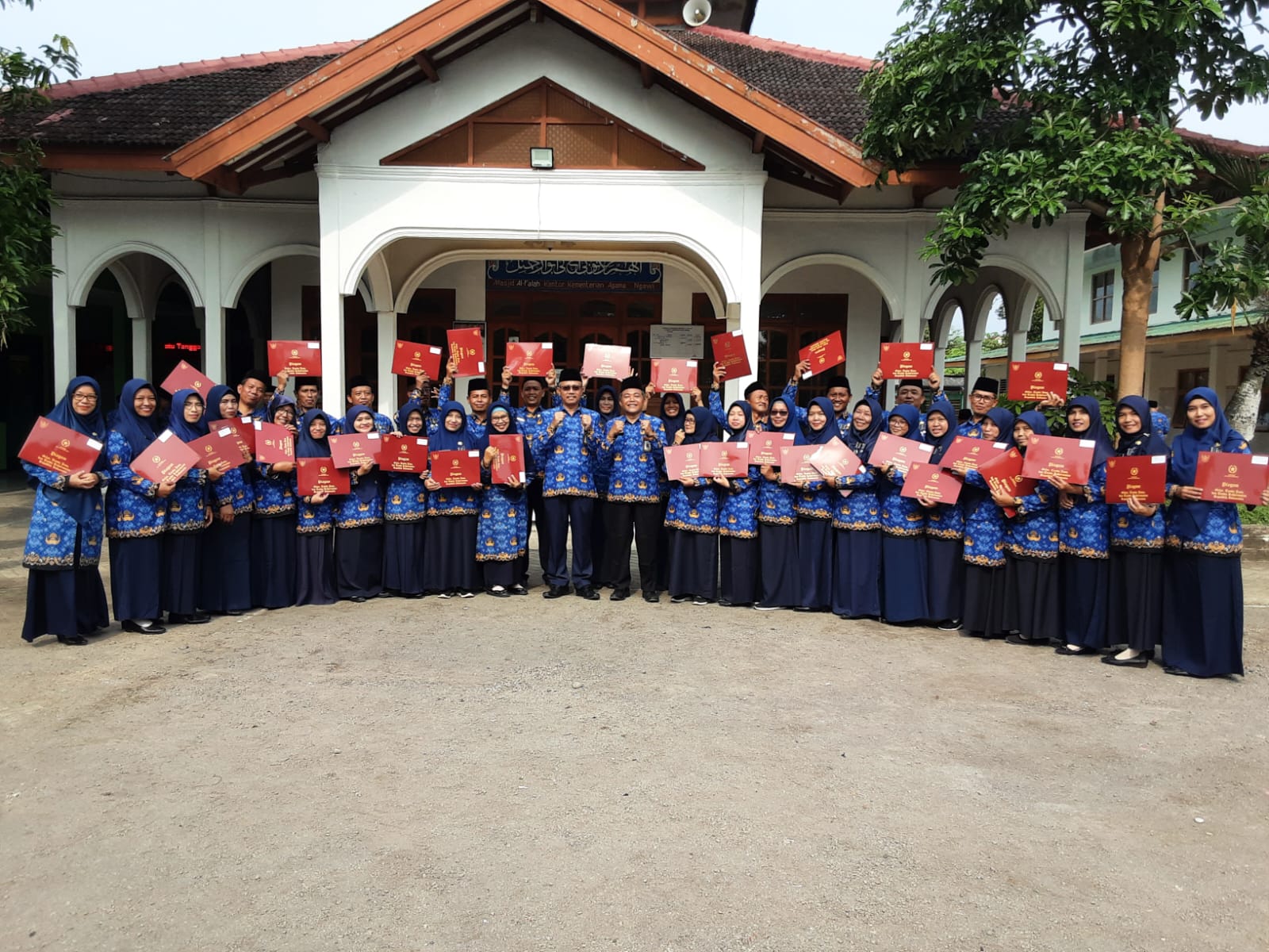35 PNS Kemenag Ngawi Terima Satya Lencana Karya Satya
