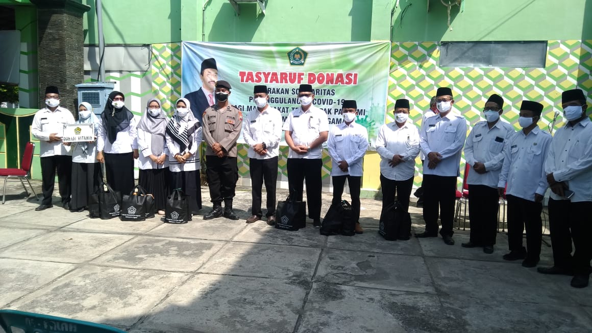 Kakankemenag Ngawi Serahkan Batuan Paket Sembako, Vitamin dan Masker Bagi Masyarakat Terdampak Covid
