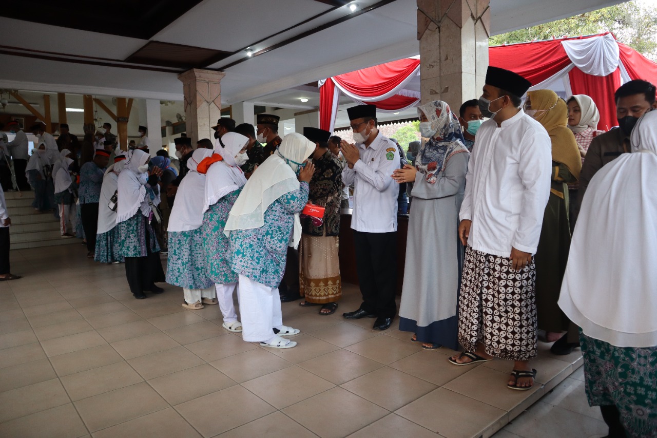 Bupati dan Kakankemenag Berangkatkan Jemaah Haji Kab. Ngawi