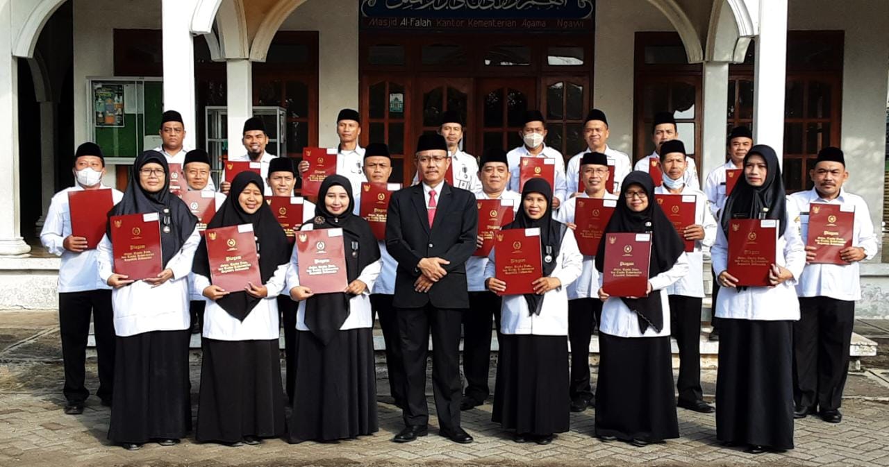 Upacara HUT R.I ke 77 Dan Penyematan Satya Lancana Karya Satya Di Kankemenag Ngawi