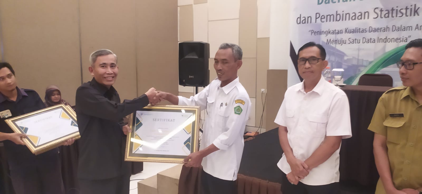 Kemenag Ngawi Terima Sertifikat Juara 1 Data Terbaik Dalam Publikasi DDA 2023 Dari BPS